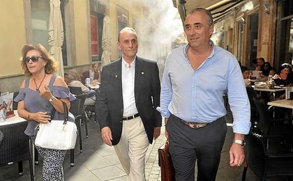 Lopera, con sus abogados. Lopera, con sus abogados.