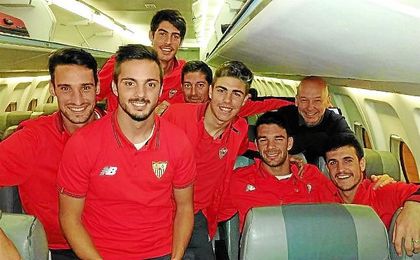 Algunos jugadores, antes de despegar de Londres. Algunos jugadores, antes de despegar de Londres.