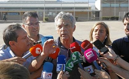 Ángel María Villar habla con los medios tras salir de la cárcel. Ángel María Villar habla con los medios tras salir de la cárcel.