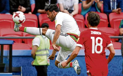 Carlos Vela realiza un escorzo durante su reciente participación en la Copa Confederaciones con la selección mexicana. Carlos Vela realiza un escorzo durante su reciente participación en la Copa Confederaciones con la selección mexicana.