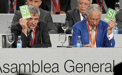 Juan Padrón, junto a Villar, en la Asamblea de la Federación Española de Fútbol. Juan Padrón, junto a Villar, en la Asamblea de la Federación Española de Fútbol.