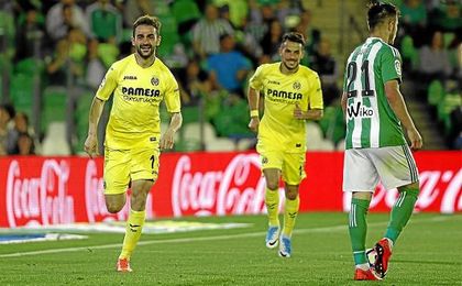Adrián celebra un gol en el Benito Villamarín. Adrián celebra un gol en el Benito Villamarín.