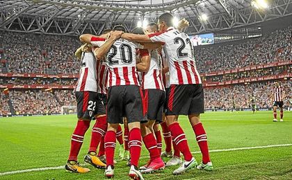 Los jugadores del Athletic celebran un gol ante el Dinamo de Bucarest. Los jugadores del Athletic celebran un gol ante el Dinamo de Bucarest.