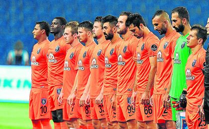 El Basaksehir viste de naranja y juega como local en el estadio Fatih Terim (18.000 espectadores). El Basaksehir viste de naranja y juega como local en el estadio Fatih Terim (18.000 espectadores).