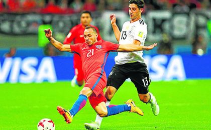 El alemán Stindl presiona al mediocentro chileno durante la pasada Copa Confederaciones. El alemán Stindl presiona al mediocentro chileno durante la pasada Copa Confederaciones.