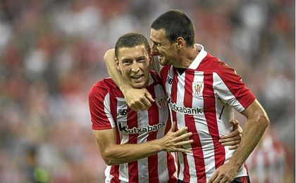 Aduriz y De Marcos celebrando un gol ante el Dínamo de Bucarest. Aduriz y De Marcos celebrando un gol ante el Dínamo de Bucarest.