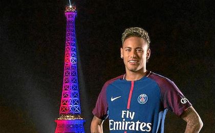 Neymar, "emocionado" por el homenaje que le dieron frente a la torre Eiffel Neymar, "emocionado" por el homenaje que le dieron frente a la torre Eiffel