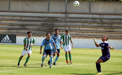 Sergio Navarro (izquierda) en un lance del Betis B-Los Barrios del pasado año. Sergio Navarro (izquierda) en un lance del Betis B-Los Barrios del pasado año.