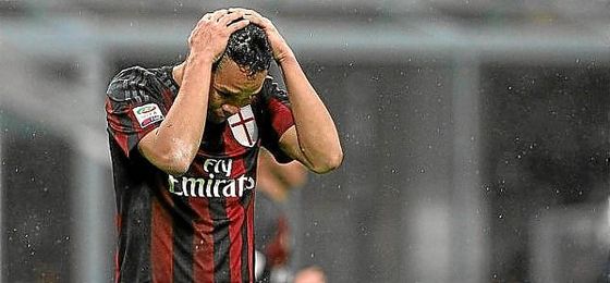 El Milan, en su día, pagó algo más de 30 millones de euros al Sevilla por hacerse con el colombiano. El Milan, en su día, pagó algo más de 30 millones de euros al Sevilla por hacerse con el colombiano.