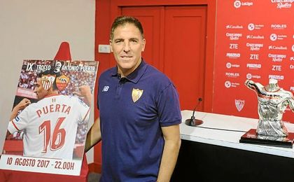 Berizzo posa para ESTADIO Deportivo durante la presentación del IX Trofeo Antonio Puerta en el Sánchez-Pizjuán. Berizzo posa para ESTADIO Deportivo durante la presentación del IX Trofeo Antonio Puerta en el Sánchez-Pizjuán.