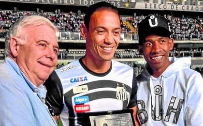 Oliveira recogió una placa conmemorativa antes de jugar con el Santos. Oliveira recogió una placa conmemorativa antes de jugar con el Santos.
