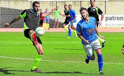 Lobo (derecha) en un San José-Estrella de la 15/16 ante Alberto, capitán de la Estrella San Agustín. Lobo (derecha) en un San José-Estrella de la 15/16 ante Alberto, capitán de la Estrella San Agustín.