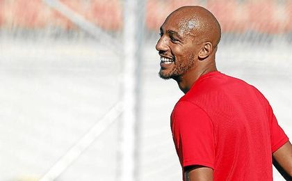 N´Zonzi, ayer sonriente en el entrenamiento del Sevilla. N´Zonzi, ayer sonriente en el entrenamiento del Sevilla.