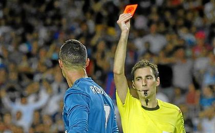 Ronaldo cumplirá cinco partidos de sanción. Ronaldo cumplirá cinco partidos de sanción.