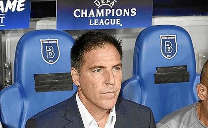 Eduardo Berizzo, en el banquillo del estadio turco. Eduardo Berizzo, en el banquillo del estadio turco.