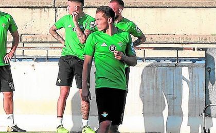 Andrés Guardado ya luce el número 18 en los entrenamientos. Andrés Guardado ya luce el número 18 en los entrenamientos.