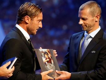 Totti recoge el premio presidente de la UEFA por su larga trayectoria en el Roma Totti recoge el premio presidente de la UEFA por su larga trayectoria en el Roma