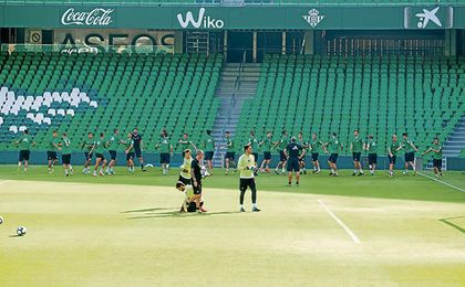 El Betis se entrenó ya ayer en el nuevo estadio Benito Villamarín, donde hoy se espera un gran ambiente. El Betis se entrenó ya ayer en el nuevo estadio Benito Villamarín, donde hoy se espera un gran ambiente.