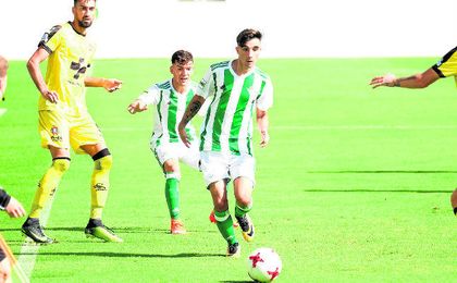 El joven bético Roberto González en un lance del encuentro ante el Lorca Deportiva. El joven bético Roberto González en un lance del encuentro ante el Lorca Deportiva.