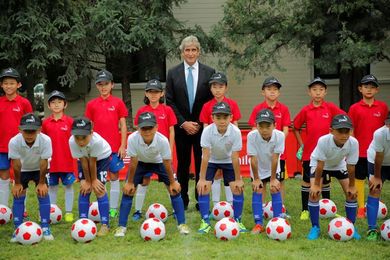 Manuel Pellegrini promueve el fútbol y la imagen de Chile en Pekín Manuel Pellegrini promueve el fútbol y la imagen de Chile en Pekín