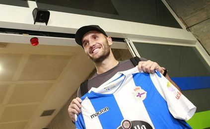 Lucas Pérez inicia en solitario su tercera etapa en el Deportivo Lucas Pérez inicia en solitario su tercera etapa en el Deportivo