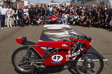 Zamora homenajea a Ángel Nieto con ruido de motos y presencia de su familia Zamora homenajea a Ángel Nieto con ruido de motos y presencia de su familia