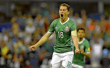 Guardado es el capitán de México y todo un fijo en los planes del seleccionador Juan Carlos Ossorio. Guardado es el capitán de México y todo un fijo en los planes del seleccionador Juan Carlos Ossorio.
