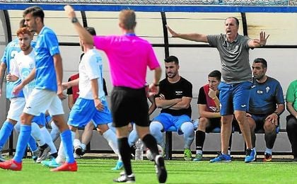 José Antonio Granja hace indicaciones desde la banda en el partido contra el Guadalcacín. José Antonio Granja hace indicaciones desde la banda en el partido contra el Guadalcacín.