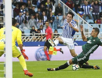 4-4. La Real y el Betis se reparten el premio en festival de goles en Anoeta 4-4. La Real y el Betis se reparten el premio en festival de goles en Anoeta