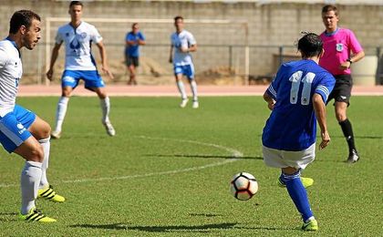 Andrés pasando el esférico en el partido entre el San José y el Xerez Deportivo. Andrés pasando el esférico en el partido entre el San José y el Xerez Deportivo.