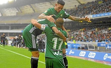 Tello y Sanabria se abrazan con Joaquín tras marcar en Anoeta. Tello y Sanabria se abrazan con Joaquín tras marcar en Anoeta.