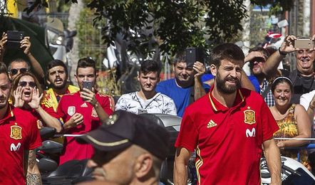 Unos 200 aficionados reciben a la selección y con disparidad sobre Piqué Unos 200 aficionados reciben a la selección y con disparidad sobre Piqué