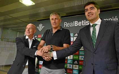 Serra Ferrer, Setién y Haro, en la presentación del técnico verdiblanco. Serra Ferrer, Setién y Haro, en la presentación del técnico verdiblanco.