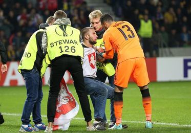 Expedientes a Spartak de Moscú por racismo y Bate por invasión de campo Expedientes a Spartak de Moscú por racismo y Bate por invasión de campo