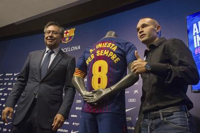 Iniesta renueva "de por vida" con el Barcelona Iniesta renueva "de por vida" con el Barcelona