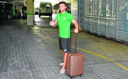 Rubén se despide de los medios gráficos antes de volar a China para firmar por el Guizhou Hengfeng Zicheng. Rubén se despide de los medios gráficos antes de volar a China para firmar por el Guizhou Hengfeng Zicheng.