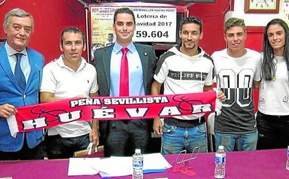 Navas visitó la Peña Sevillista Rafael Pozo de Huévar junto a Castedo, Alejandro Pozo y Marta Carrasco. Navas visitó la Peña Sevillista Rafael Pozo de Huévar junto a Castedo, Alejandro Pozo y Marta Carrasco.