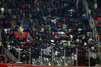 Cuatro heridos, uno en la UCI, en una pelea de seguidores del Alavés y Racing Cuatro heridos, uno en la UCI, en una pelea de seguidores del Alavés y Racing