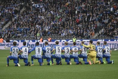 Bundesliga elogia el simbólico gesto del Hertha, arrodillado, contra el racismo Bundesliga elogia el simbólico gesto del Hertha, arrodillado, contra el racismo