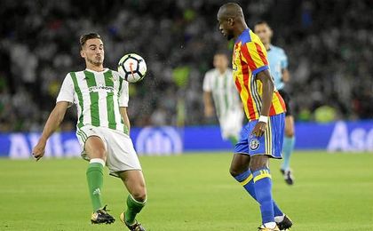 Fabián intenta zafarse de Kondogbia en un lance del partido. Fabián intenta zafarse de Kondogbia en un lance del partido.