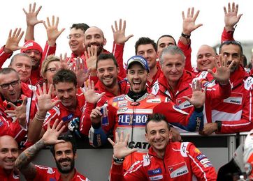 Dovizioso complica la vida a Márquez, y Fenati a Mir Dovizioso complica la vida a Márquez, y Fenati a Mir