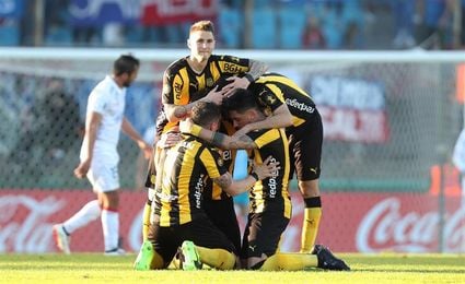 Peñarol logra su séptimo triunfo seguido en el fútbol en Uruguay y mira por el retrovisor a Defensor Peñarol logra su séptimo triunfo seguido en el fútbol en Uruguay y mira por el retrovisor a Defensor