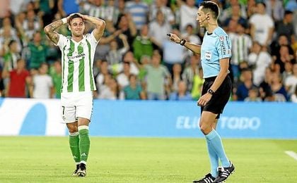 Sergio León se lamenta durante el partido ante el Valencia. Sergio León se lamenta durante el partido ante el Valencia.