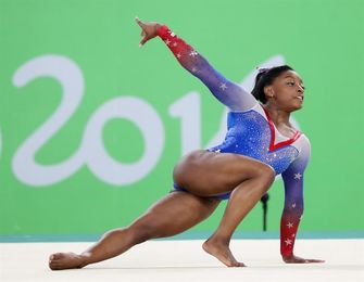 Simone Biles cambia de entrenador y volverá al gimnasio en noviembre Simone Biles cambia de entrenador y volverá al gimnasio en noviembre