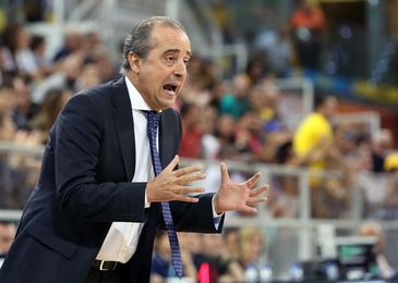 El Valencia quiere estrenar el casillero de triunfos ante el Efes de Perasovic El Valencia quiere estrenar el casillero de triunfos ante el Efes de Perasovic