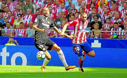 El error de N´Zonzi en el Wanda mostró claramente la falta de reacción del Sevilla de Berizzo, otra vez evidente ante Athletic y Spartak. El error de N´Zonzi en el Wanda mostró claramente la falta de reacción del Sevilla de Berizzo, otra vez evidente ante Athletic y Spartak.