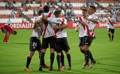 Los jugadores del Sevilla Atlético celebran uno de los goles de Carlos Fernández. Los jugadores del Sevilla Atlético celebran uno de los goles de Carlos Fernández.
