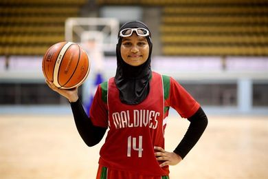 Una baloncestista salta a la pista con la cabeza cubierta por primera vez Una baloncestista salta a la pista con la cabeza cubierta por primera vez