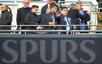 Maradona presencia en Wembley el partido entre Tottenham y Liverpool Maradona presencia en Wembley el partido entre Tottenham y Liverpool