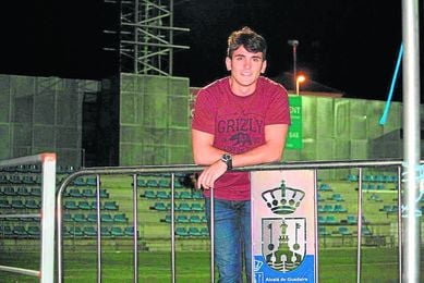 El zaguero Josemi posa para los medios oficiales del club. El zaguero Josemi posa para los medios oficiales del club.